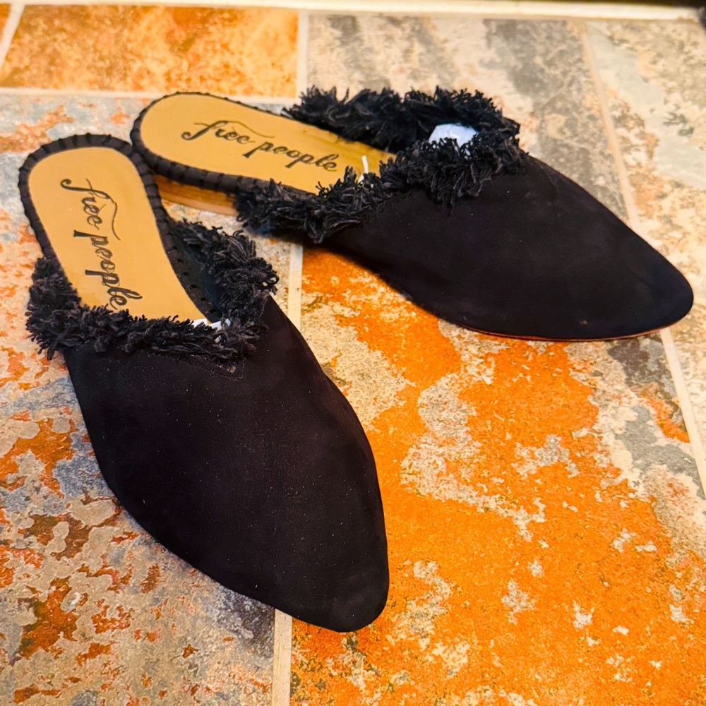 🕶️Fabulous, Frisky Free People Black Fringed Pointed Toe Suede Mules!